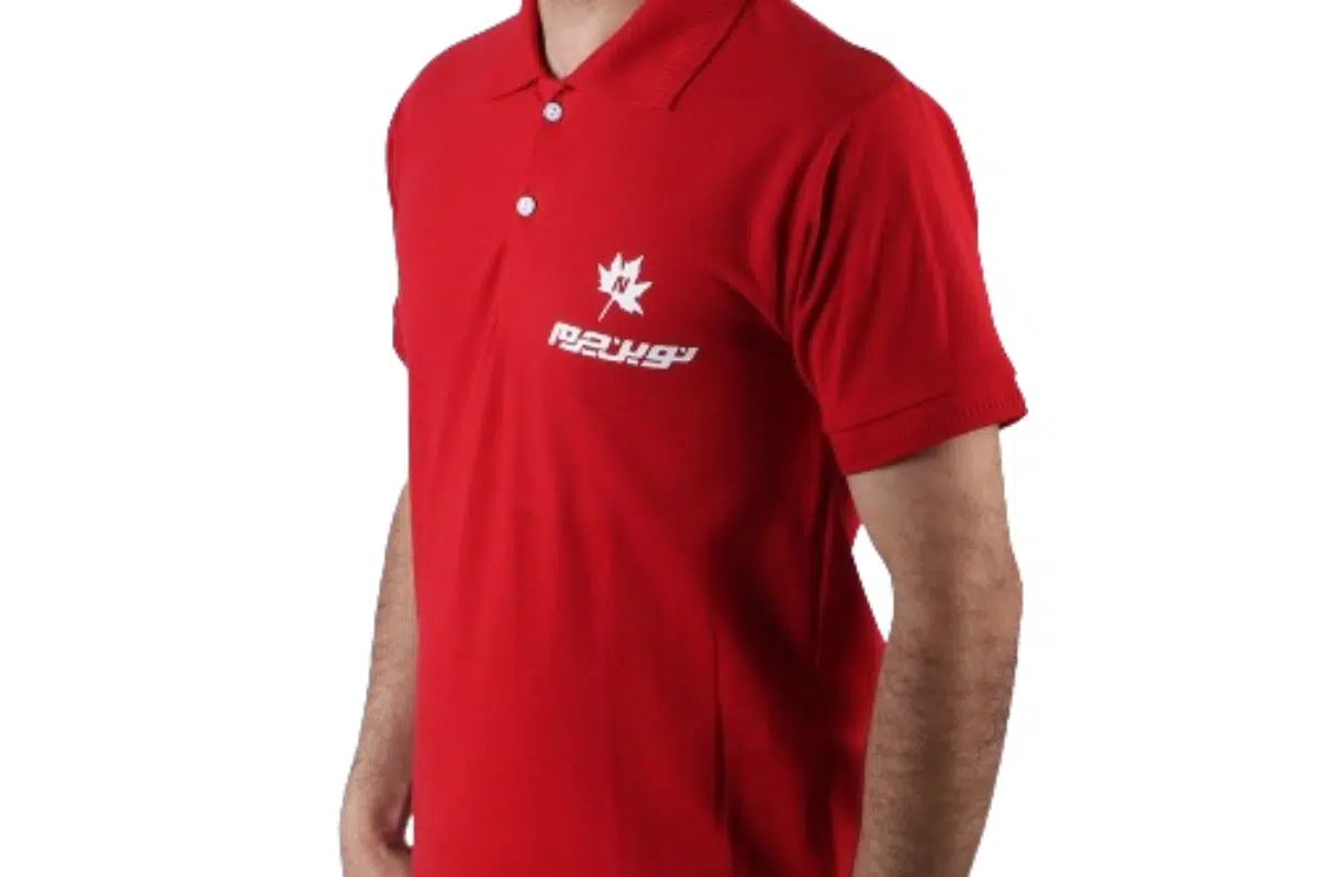 فردی با تیشرت قرمز