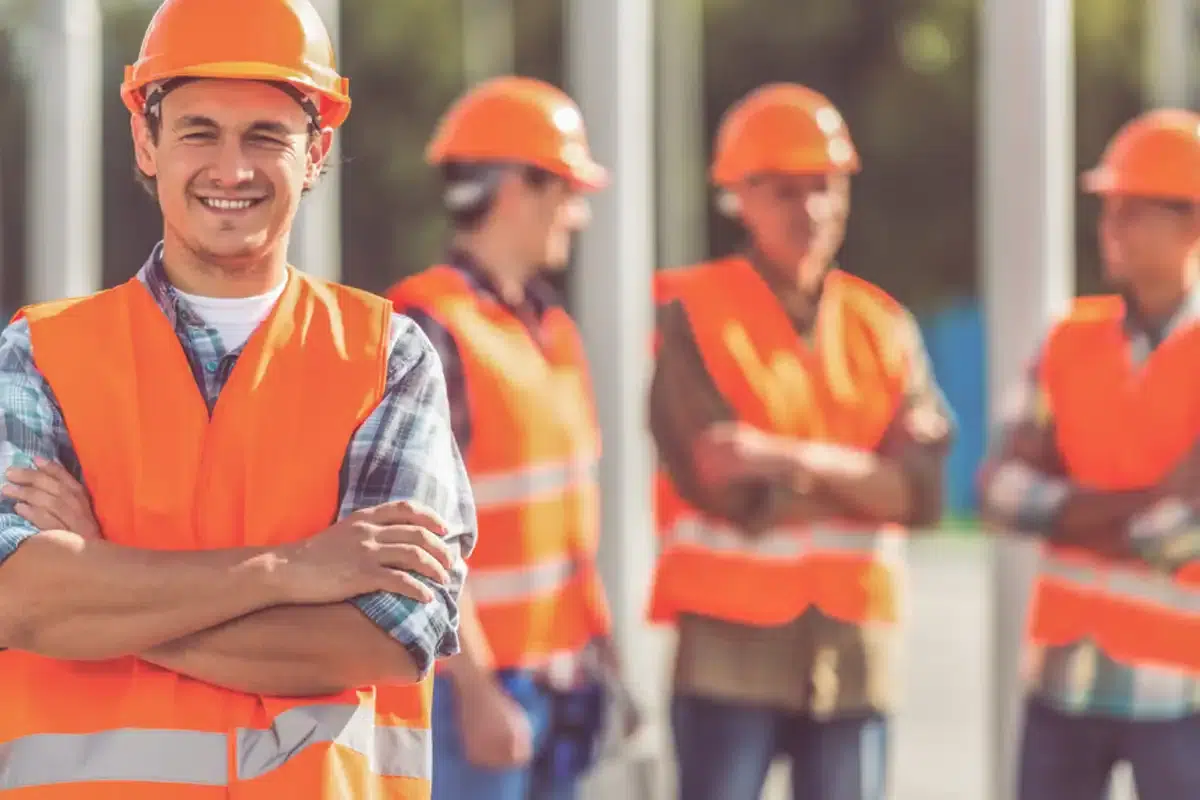 فردی با لباس کار نارنجی