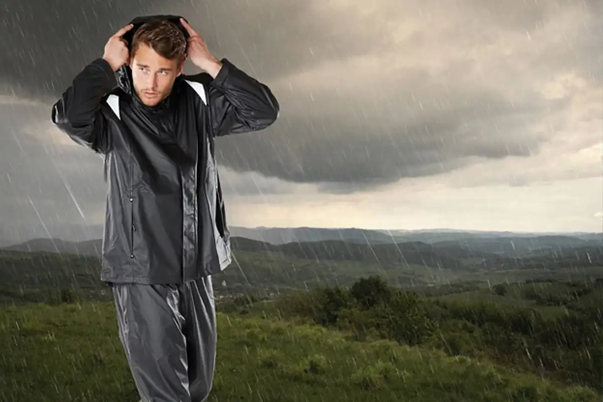 فردی زیر باران با لباس ضدآب