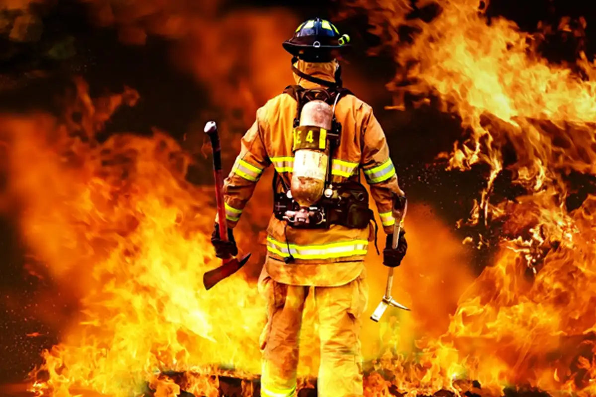 فردی در آتش